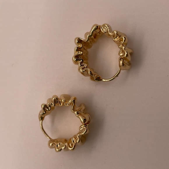 ❤️ FREE Abstract Wave Modern Minimalist Chic Glam Classy Elegant Hoop Earrings - Picture 3 of 5